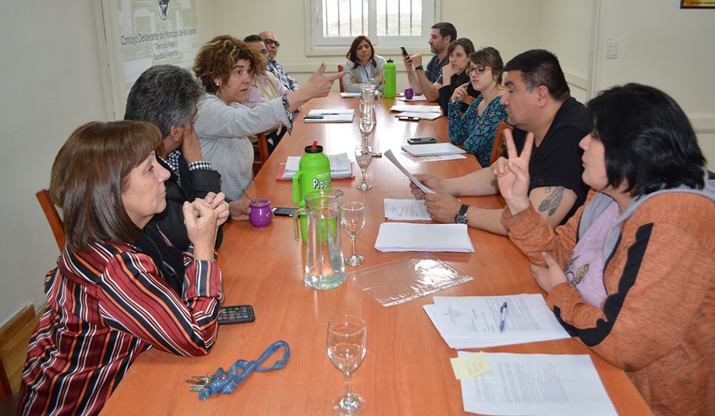 Hay que ser serios, responsables, hay que venir a trabajar, las comisiones tambin es trabajo, no slo la sesin, no solo estar en las redes o colgarse de fotos todo el tiempo, hay que venir a trabajar ac con la gente, remarc la Concejal Laly Mora.