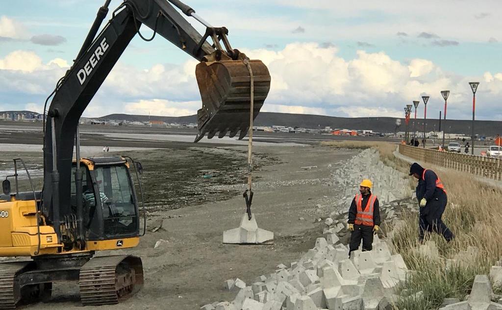 Las tareas de mantenimiento y reacomodamiento de los pentpodos son el eje principal de los trabajos que se encuentra realizando el personal de Obras y Servicios Pblicos en la zona.