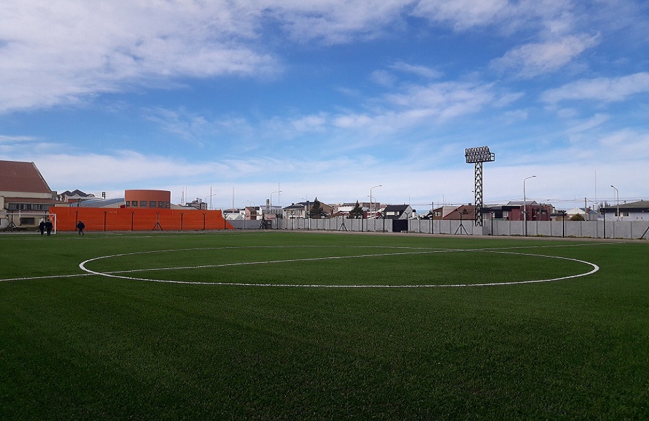 Entre los principales trabajos que se realizaron adems del csped se colocaron luminarias led que permitirn utilizar la cancha en horario nocturno, se mejoraron gradas y vestuarios y se coloc un alambrado perimetral.