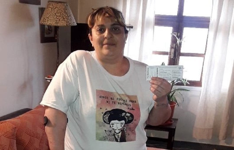 Quienes quieran colaborar con la docente de Ro Grande, que ser jubilada por invalidez, puede contactarse a su facebook personal, Juliana MQuiroga, o su telfono 02964-15414464. 