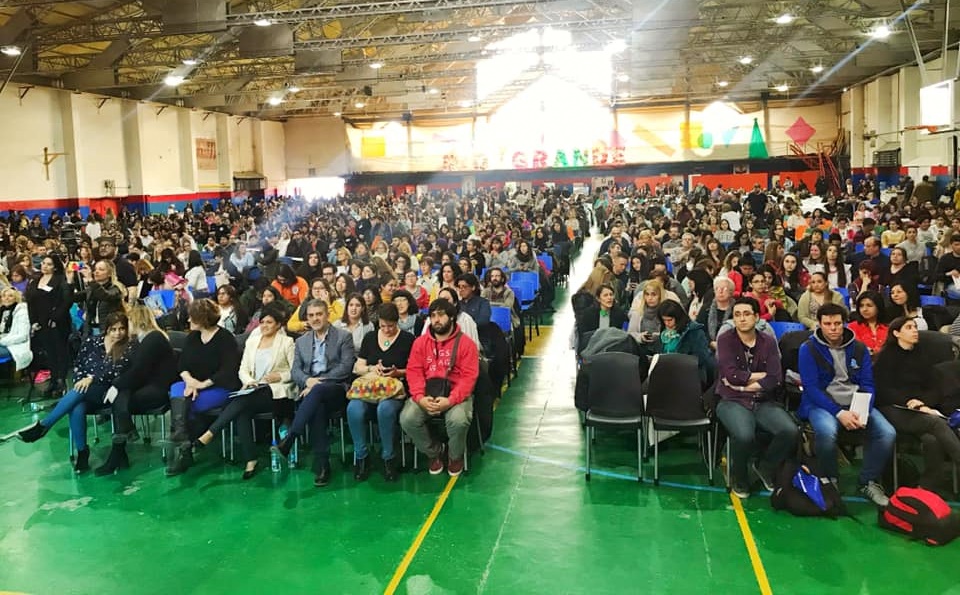 Para nosotros la educacin es un compromiso, pero por sobre todas las cosas es una poltica de Estado, es una poltica pblica, destac Gustavo Melella.