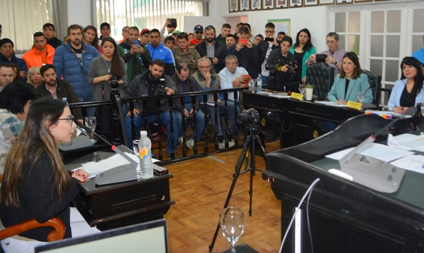 La empresa hace contratos de trabajo por Decreto, en el cual se utilizan pasantes que no tienen obra social ni recibo, o gente de los planes, que realizan tarea que no estn en los pliegos, denunci la joven respecto de la SE que funciona en Ushuaia. 