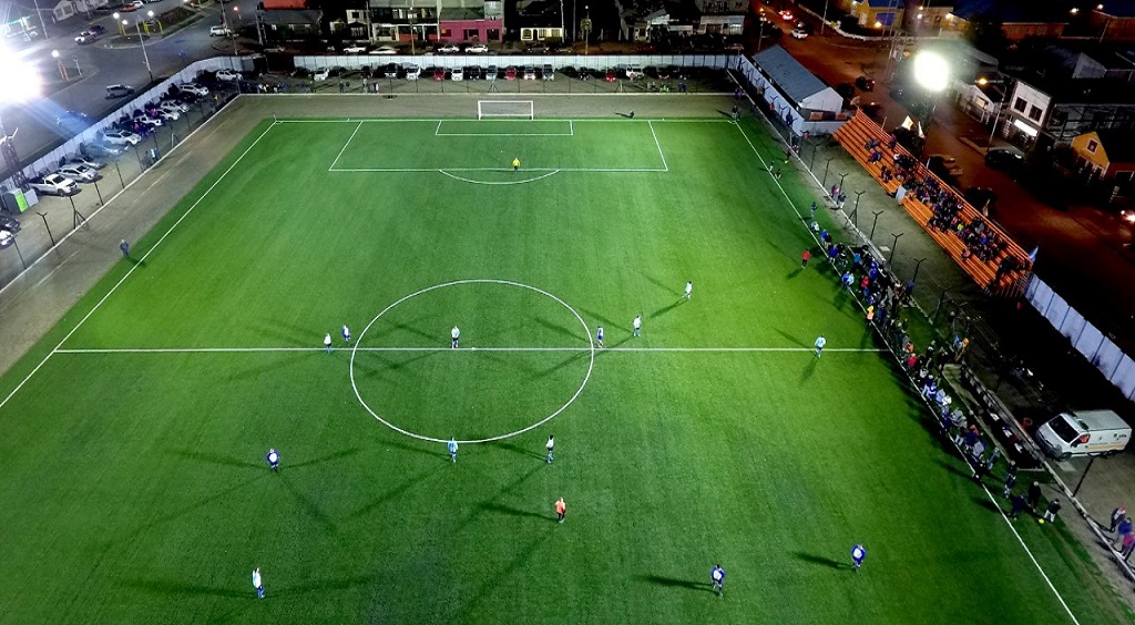 La cancha forma parte del Plan Trianual de obras para el deporte, que el Intendente Gustavo Melella anunci en 2017, en las que se incluy entre otras obras, Gimnasios y playones deportivos en distintos barrios de la ciudad. 