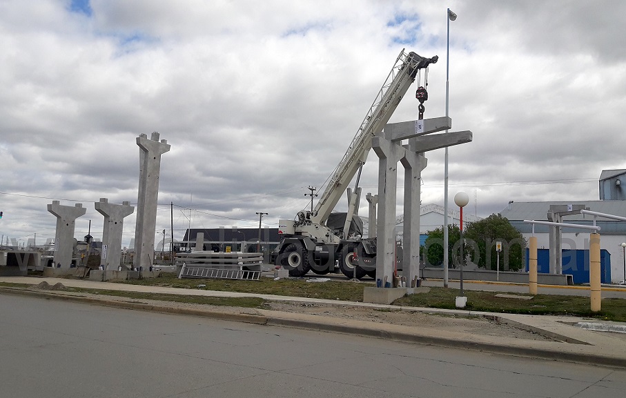 Las grandes columnas, la viga central que forma el puente, y las vigas y columnas que soportan las rampas, son tradas desde Crdoba, fabricadas por la misma empresa que construy el puente frente al CEMEP.