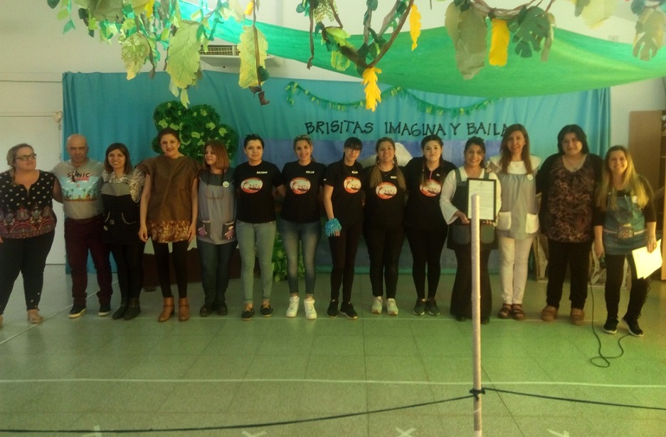 La Concejal Mora hizo entrega de dicha declaracin a las autoridades del Jardn N 25 Brisitas del Sur ante la presencia de docentes, alumnos y familias, ya que la obra musical es de sumo inters para la cultura y la educacin. 