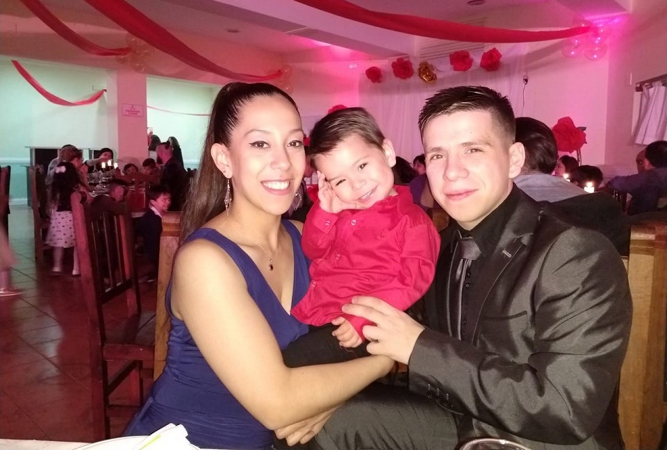 Ciro ya se encuentra junto a sus padres en el lugar de residencia temporal en CABA, recuperndose con alta transitoria. Foto de archivo de la familia.  


