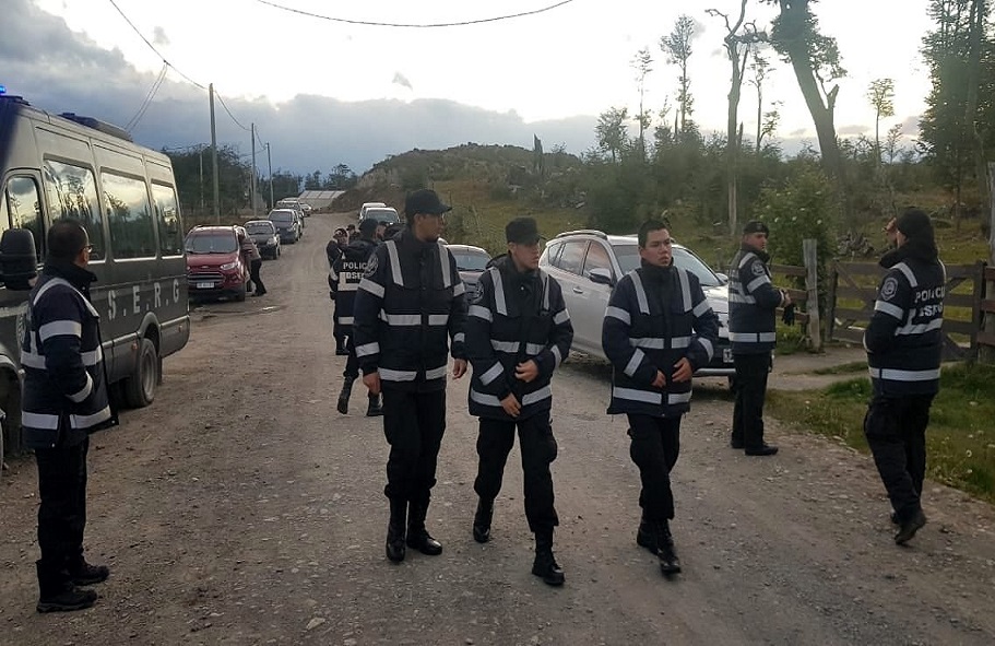 El Gobernador Juan Carlos Arcando se encuentra en Tolhuin junto al Secretario General de Gobierno Gustavo Blanco para seguir personalmente el operativo, del que adems de la polica participan Defensa Civil y el Ministerio de Salud. Foto: FM Aire Libre. 
