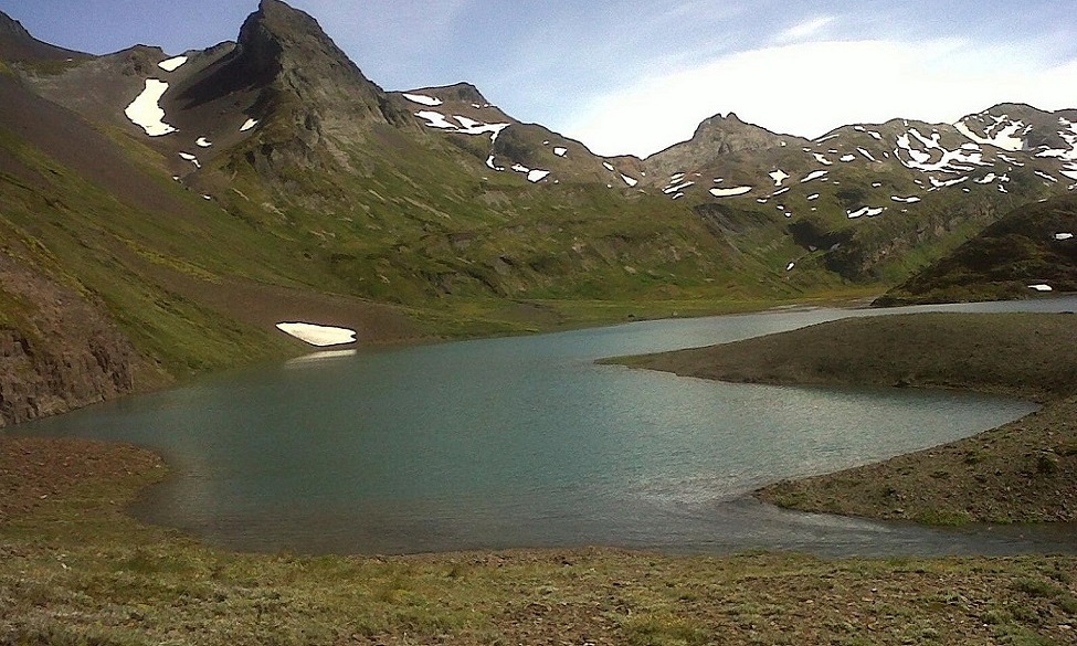 Por su dificultad se requiere de experiencia en senderos de montaa y buena condicin fsica, est permitido el acampe en las inmediaciones de la Laguna bajo determinadas restricciones. 