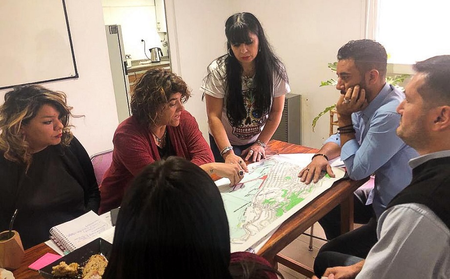 Nos reunimos con Mnica porque sabemos de la historia que tiene respecto a la organizacin popular en el trabajo y en este sentido fue interesante escuchar su recorrido y el de sus compaeros en el sistema cooperativo, indic Vernica Gonzlez.