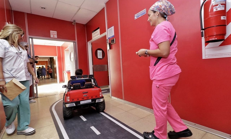 La idea es que los chicos reciban atencin acorde a su edad, y que se puedan sentir bien, porque la contencin emocional y anmica tiene sus consecuencias en la recuperacin fsica, destac la Dra. Yanina Andino. Foto: JCA Noticias.