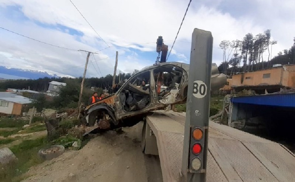 Al retiro de chatarra lo acompaamos con acciones de saneamiento, tareas de limpieza y levantamiento de residuos voluminosos, dijo el Subsecretario de Medio Ambiente de Ushuaia, Esteban Vercen.