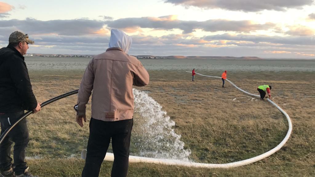 Los trabajos son de carcter provisorio y prevn evitar una nueva situacin de polvo en suspensin que afecta a vecinos que viven en barrios aledaos a esa zona de Ro Grande. 