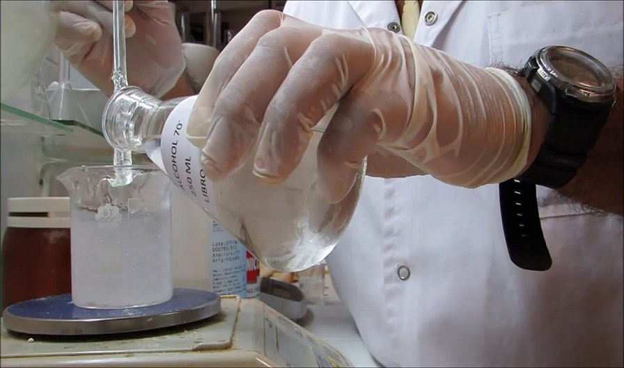 El laboratorio que depende del Ministerio de Defensa, habitualmente dedicado a la produccin de repelente y alcohol en gel para uso interno de las fuerzas, ahora est abocado a la produccin exclusiva de este ltimo. Foto de ilustracin. 