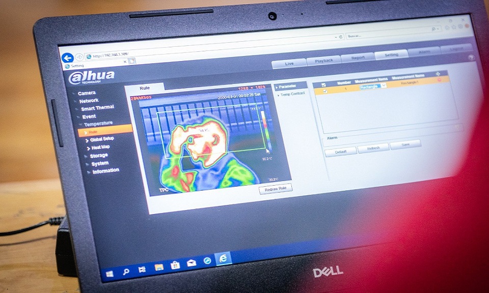 Se trata de un sistema de cmara de bala fija de doble lente, con tecnologa trmica y visible. La serie combina una cmara trmica para monitorear temperatura corporal y una cmara visible con IR inteligente para confirmar los detalles. 