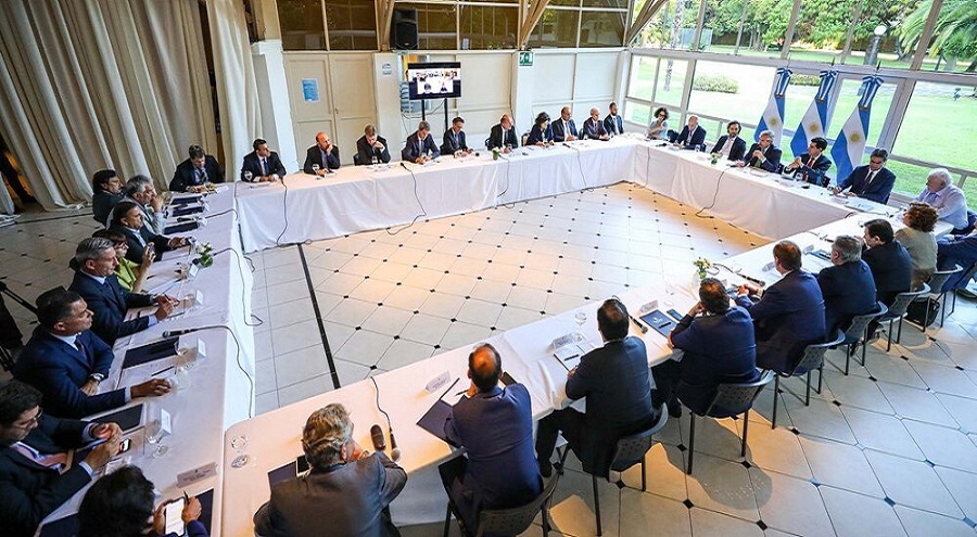 Se confirmaron 31 casos nuevos y la cifra total de contagiados ascendi a 128. Estn distribuidos en CABA, Buenos Aires, Chaco, Crdoba, Tierra del Fuego, Ro Negro, Entre Ros, Santa Fe, San Luis, Jujuy, Salta, Tucumn y Santa Cruz.