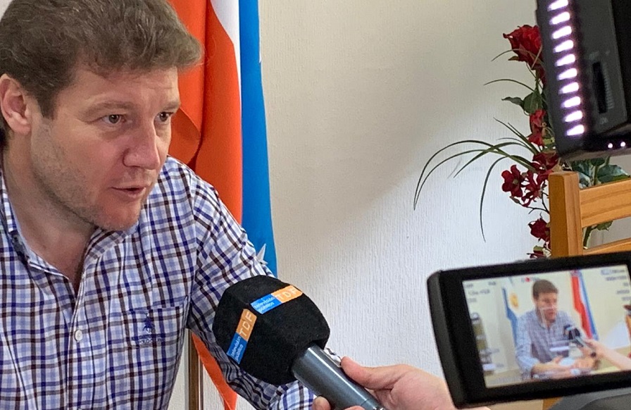 Hemos entregado ms de 16 mil mdulos alimentarios y los municipios tambin estn comprometidos con la ayuda social. Vienen momentos complicados, resalt Gustavo Melella.