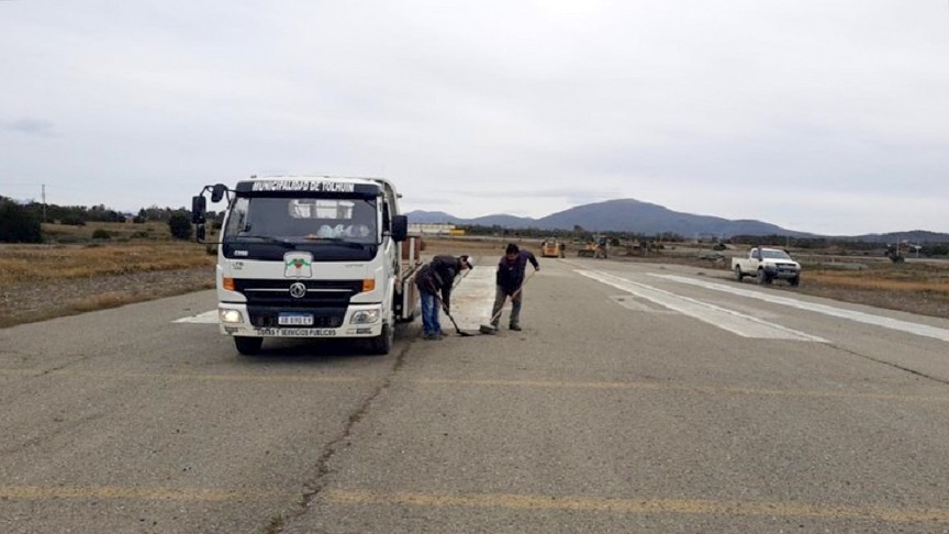 El Municipio de Tolhuin finalizo los trabajos de mantenimiento de la pista de aterrizaje de la ciudad. 