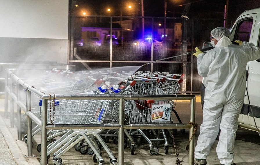 Se desinfectaron los supermercados de la ciudad, tanto las entradas como los carritos que son utilizados por los vecinos, garantizando que uno de los puntos crticos de contacto, como son los barrales, queden desinfectados.