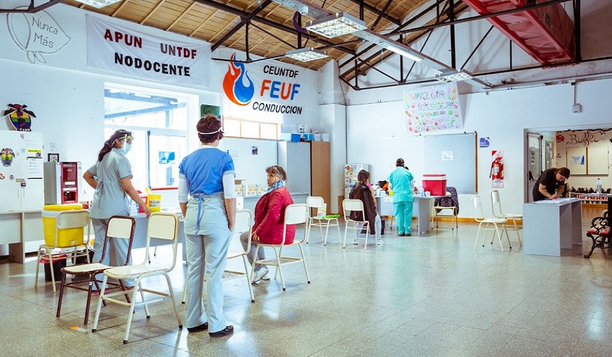 Las embarazadas, los adultos mayores, los nios de 6 a 24 meses, los pacientes con obesidad mrbida no requieren orden mdica al momento de solicitar el turno. Las personas entre 2 y 64 aos con factores de riesgo, deben acreditar el mismo. 