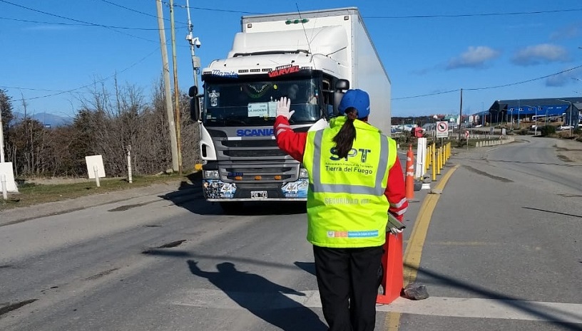Se controlar a los vehculos el uso de las cubiertas adecuadas para el invierno y a los camiones, de acuerdo al estado de la calzada, la utilizacin de cadenas o bien que las porten a fin de solicitar colocarlas en caso de ser necesario. 