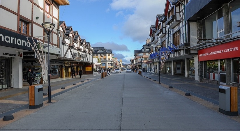 Es el marco de la cuarentena administrada. En esta flexibilizacin, se habilita a los comercios de Ushuaia a realizar atencin al pblico; comienzan a trabajar las empleadas domsticas y la atencin de prepagas u obras sociales.