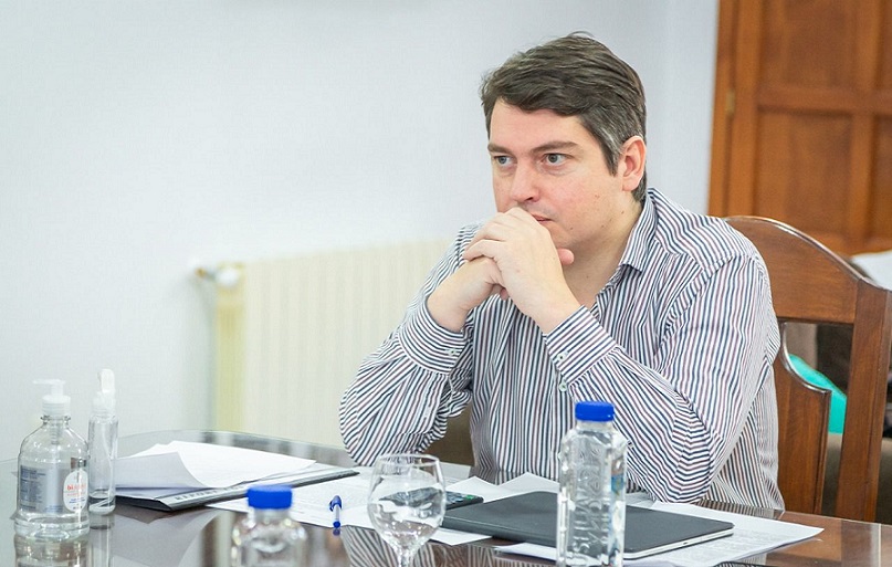 Coincido con la posicin de nuestro bloque de que el proyecto se trate en comisin; debe existir un tiempo prudente para tomar una decisin tan importante como la de destinar ms de $2 mil millones al FUCO del Banco de Tierra del Fuego, dijo Martn Pre
