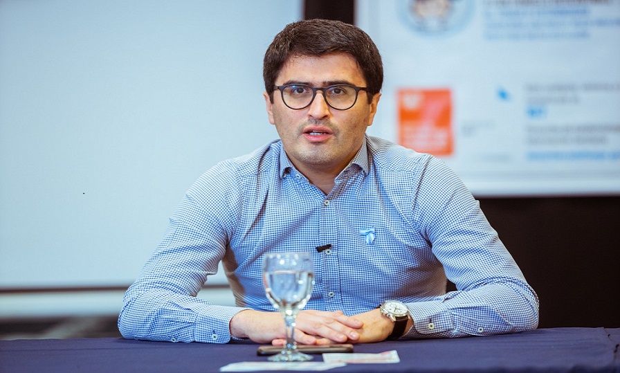 Debera tener el acompaamiento de los distintos sectores polticos ya que esto es un acompaamiento para todo el sector privado, dijo Oscar Bahamonde, respecto al proyecto de ley que crea el programa PROG.R.E.SO.