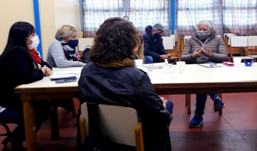 Las funcionarias informaron sobre el otorgamiento de un subsidio no reintegrable en funcin de dos lneas especficas, ya sean herramientas y materiales, o insumos que darn el impulso a la continuidad de la actividad especfica de cada cooperativa.