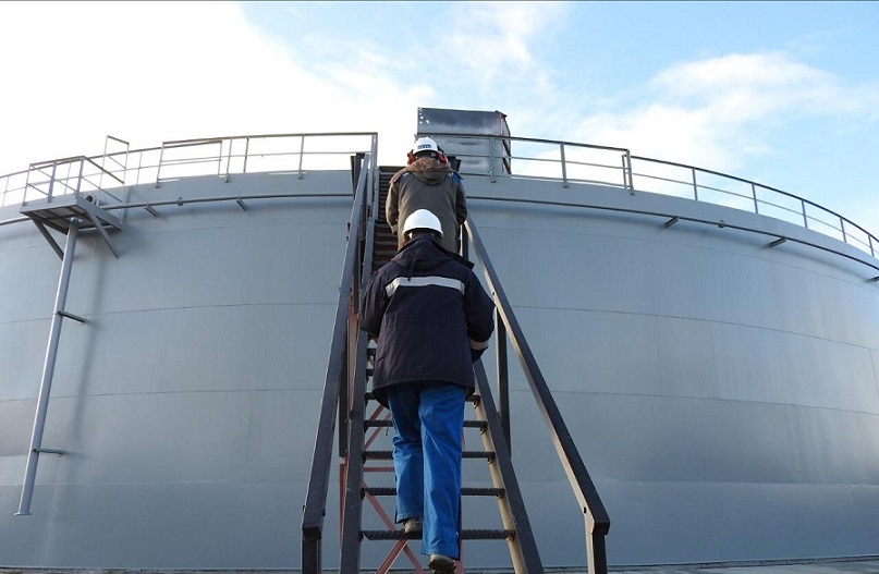 Tambin se control el estado de la capacidad e integridad de almacenaje de la playa de tanques de la planta Cruz del Sur, que forma parte fundamental en el proceso de produccin y transporte de petrleo desde la provincia de Tierra del Fuego.
