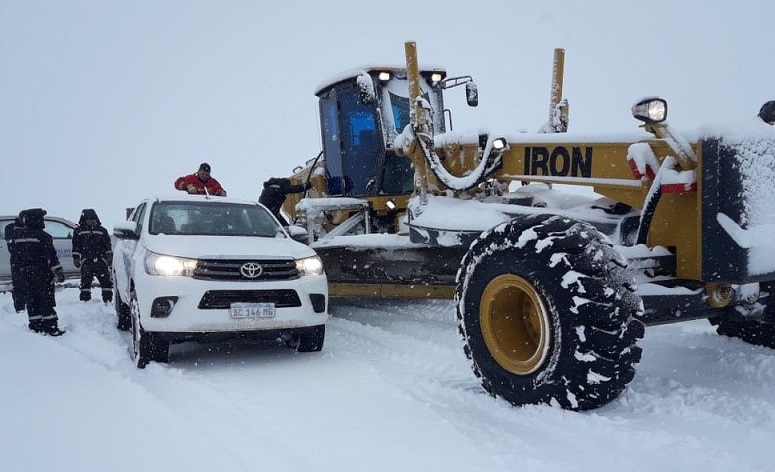 Personal de Gendarmera Nacional, polica de la Provincia de Chubut, APSV y Defensa Civil tambin colaboraron en el operativo, controlando la circulacin de vehculos mientras los trabajadores viales despejaban las rutas.