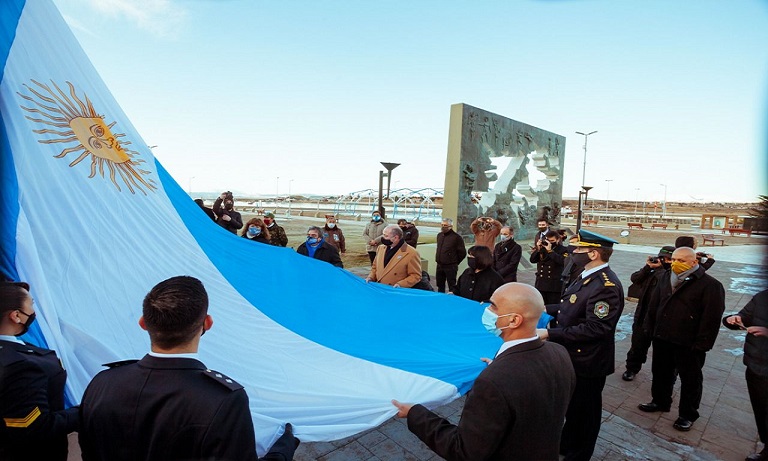 La Vicegobernadora, Mnica Urquiza, junto a funcionarios provinciales municipales, del Poder Judicial, Legisladores, ex Combatientes y de las Fuerzas Armadas y de Seguridad, celebraron la fecha Patria en la Plaza Islas Malvinas de Ushuaia.