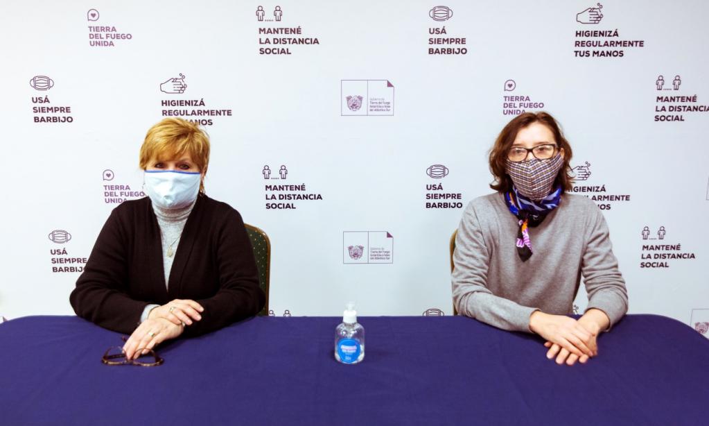 En Ro Grande existen 36 casos activos, en Ushuaia 54 casos activos. No se registran casos hospitalizados en Ushuaia y hay dos pacientes en buen estado general de salud internados en el Hospital Regional Ro Grande, inform Alejandra Aguilera (der).