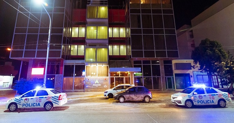 Estos vecinos y vecinas una vez que llegaron, se subieron a los mviles de traslado de la Polica y fueron alojados en establecimientos hoteleros, donde todos quedaron aislados
