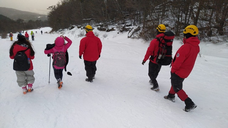 Defensa Civil informa a los vecinos y vecinas, abstenerse de emprender caminatas o travesas en el lugar, dado que el terreno mantiene sectores muy resbaladizos, donde hay capas de nieve sobre hielo.