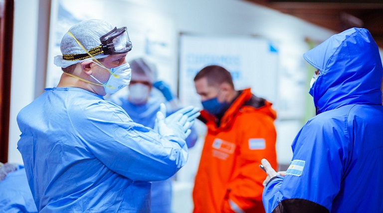 Los casos positivos que se registran en la ciudad de Ro Grande, tienen relacin con dos clster identificados y ante la facilidad de propagacin del virus y la fase de distanciamiento en que se encuentra Tierra del Fuego, el contagio es ms rpido.