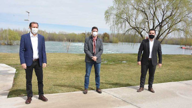 Affronti, Martnez y Gutirrez brindaron una conferencia de prensa a orillas del ro Limay, una foto que significa en los hechos un fuerte respaldo al desarrollo de Vaca Muerta.