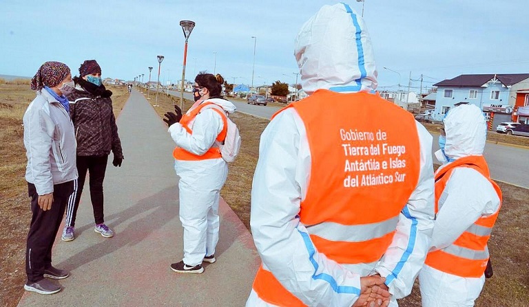 Hemos tenido presencia tambin en los espacios pblicos como plazas y bicisendas, donde al igual que en las viviendas que recorrimos entregamos informacin acerca de las precauciones que se deben tener, indic Federico Gimnez. 
