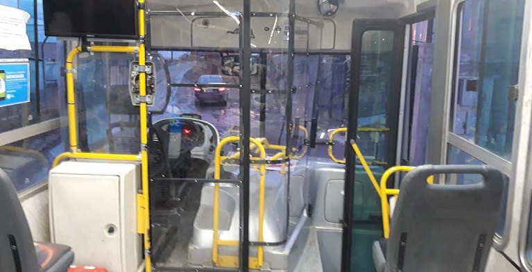 La estructura est confeccionada con hierro y policarbonato, y es de fcil armado y desarmado para cuando sea necesario abrir la tapa del motor, que est en la parte delantera del colectivo, indic Silvio Bocchicchio. 