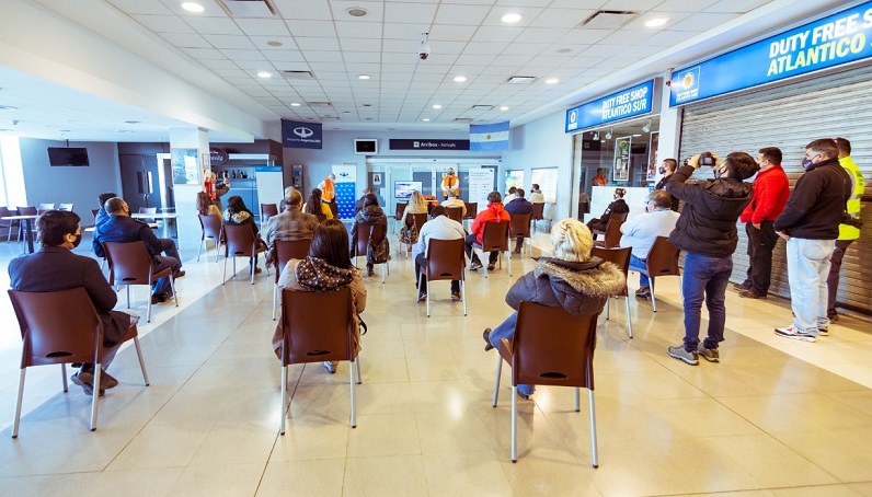 Las personas que acompaen o esperen a un pasajero debern permanecer en el Parking, solo ingresarn los pasajeros a la estacin