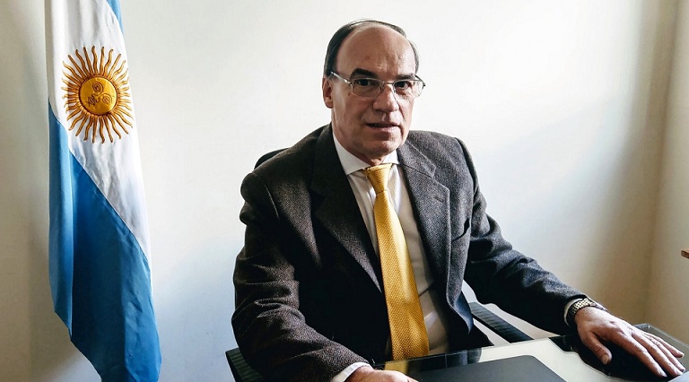 La realidad es que un trabajador en relacin de dependencia sufre este impuesto a su salario desde 1974, ao en que qued para siempre y los sucesivos gobiernos nunca la eliminaron