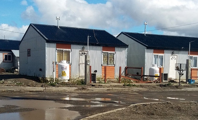 Esta determinacin se suma a la carga extraordinaria de 45 kg. decidida para usuarios del Subsidio a los Consumos Residenciales de GLP de la localidad de Ro Grande y Ushuaia, como as tambin a comedores y merenderos comunitarios.