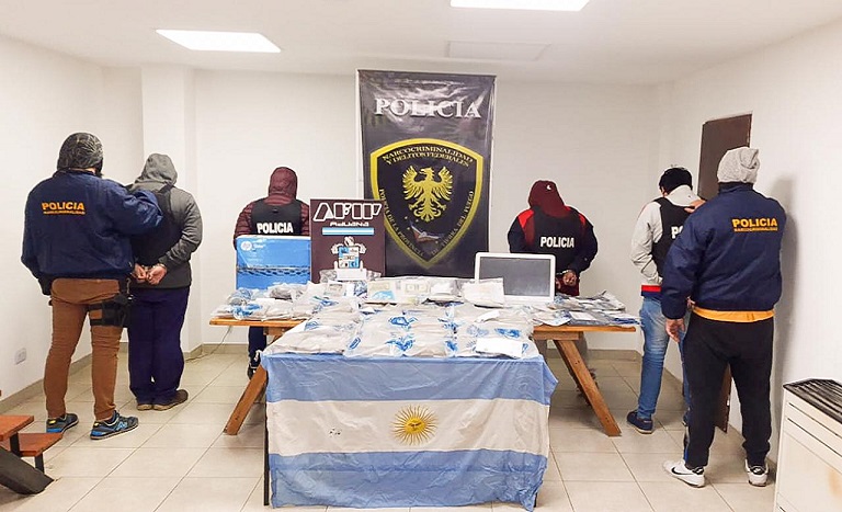 La ardua tarea investigativa, bajo la denominacin Operacin Valle Verde, llev varios meses por parte de los efectivos policiales y result con el operativo desarrollado durante la noche de jueves y madrugada de viernes. 