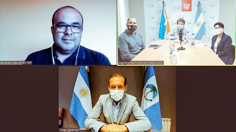 Firmamos un convenio de cooperacin bilateral para intercambiar experiencias y potenciar la produccin, la industria energtica, entre otras reas para el desarrollo de nuestras provincias potenciando as a la regin patagnica, indic Melella.