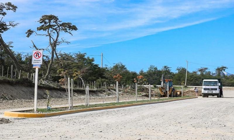 Desde la Municipalidad solicitaron evitar el trnsito en lo posible por el sector y circular con precaucin, ya que quedar habilitada nicamente una mano en sentido ambivalente sobre Av. Los ires, entre calles Lucas Bridges y Santiago Rupatini.