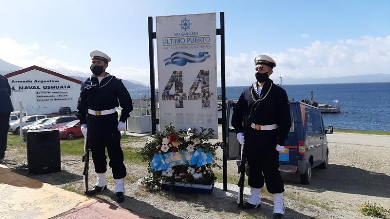 El muelle de la Base Naval Ushuaia, fue desde donde zarp el submarino por ltima vez para luego desaparecer. All se encuentran las placas recordatorias. Foto: JCA Noticias.
