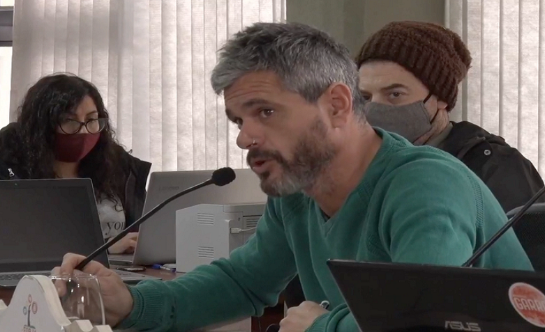 La reglamentacin promueve la creacin de una red de laboratorios pblicos y privados asociados que garanticen el control de los derivados producidos y est claro que esto puede generar mucho trabajo, indic el Edil de Ushuaia, Juan Romano. 