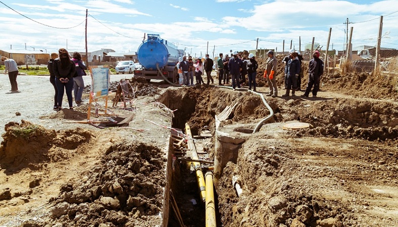 A partir de esta obra, ms de 250 familias podrn contar con el servicio de gas natural en sus viviendas. En los prximos das ser el turno del barrio Mirador, amplindose la redes de gas de todos barrios de la margen sur de Ro Grande.