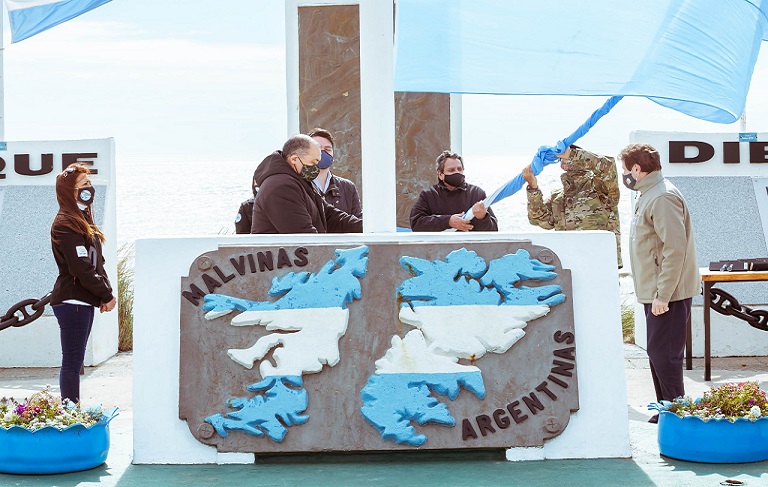 Tenemos que defender los recursos naturales, el territorio, la cultura, la economa. Es una batalla que tenemos que dar todos juntos. Por eso tenemos que mirar crticamente nuestra historia, resalt Gustavo Melella.