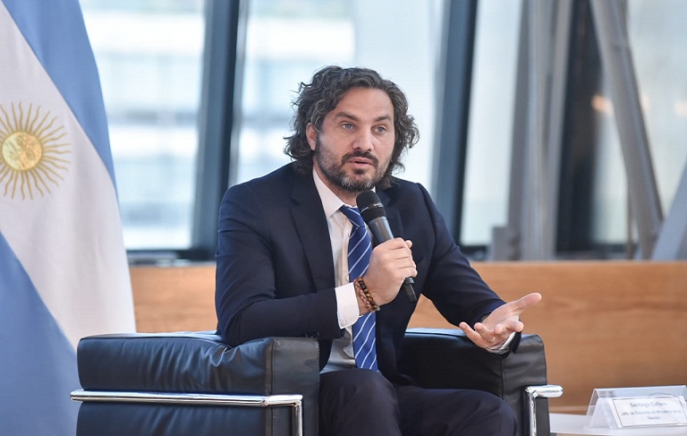 Tiene que quedar claro el testimonio de un Gobierno que cuando tuvo un problema excepcional como ste, no tuvo ningn tipo de miramiento y ah estuvo para avanzar y generar 7 puntos de inversin social, resalt Santiago Cafiero. 