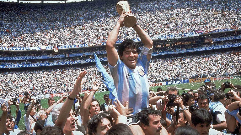 El ex futbolista estaba con su sobrino y algunos allegados cuando se descompens antes del medioda en su casa, lo que provoc que al menos diez ambulancias llegaran al lugar para tratar de reanimarlo, lo que no se logr. 